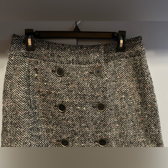 LOFT Black and White Herringbone Mini Skirt With Elegant Buttons (Size 6) - Picture 6 of 11